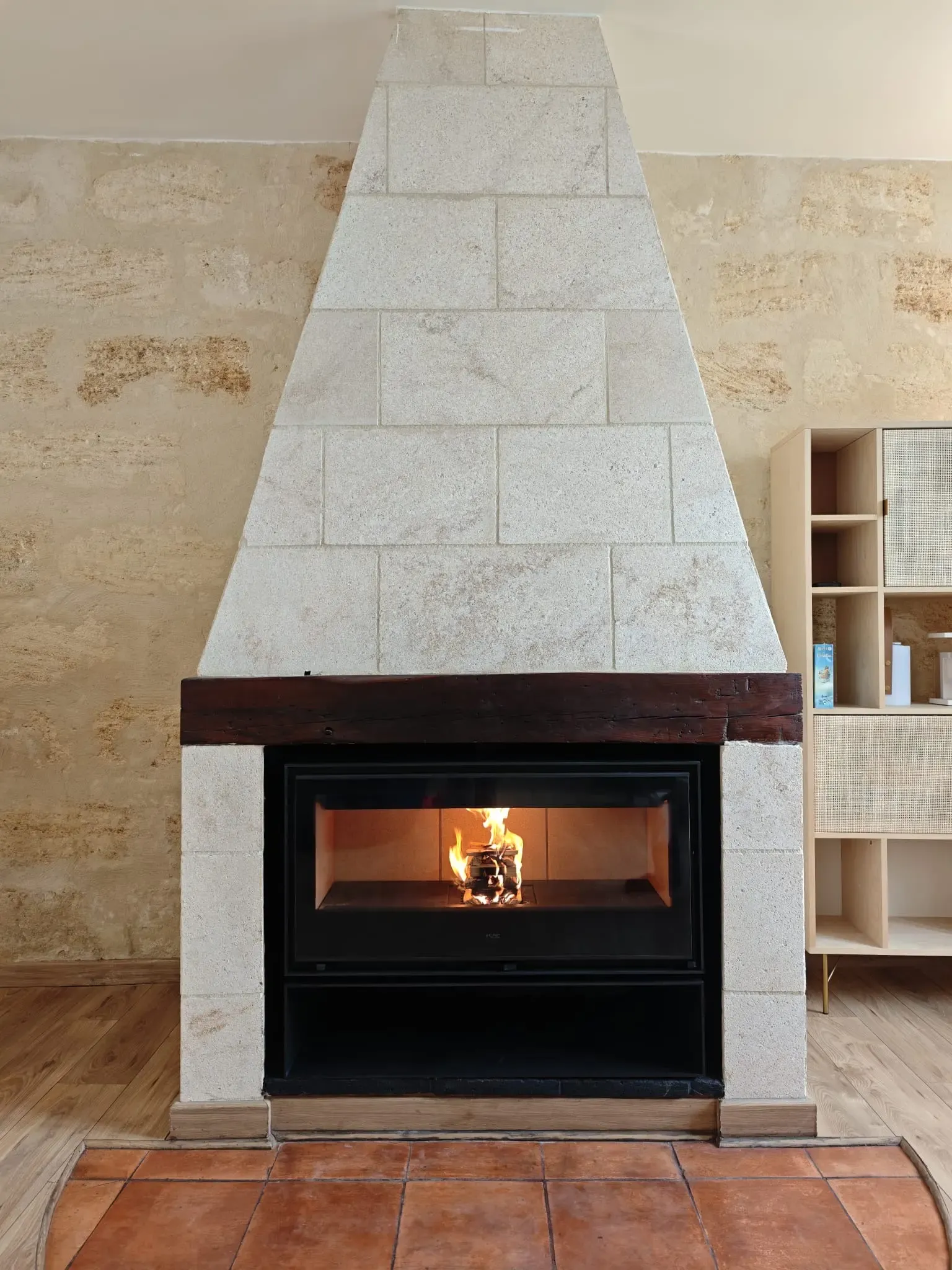 Pose sur mesure d’un poêle à bois dans une cheminée