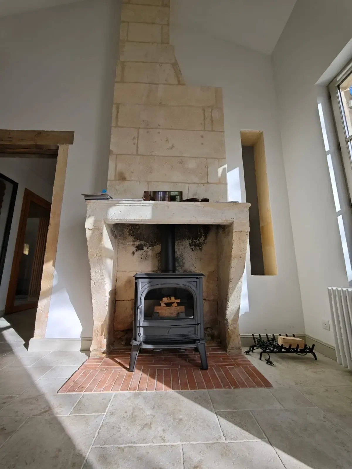 Installation d’un poêle à bois en fonte